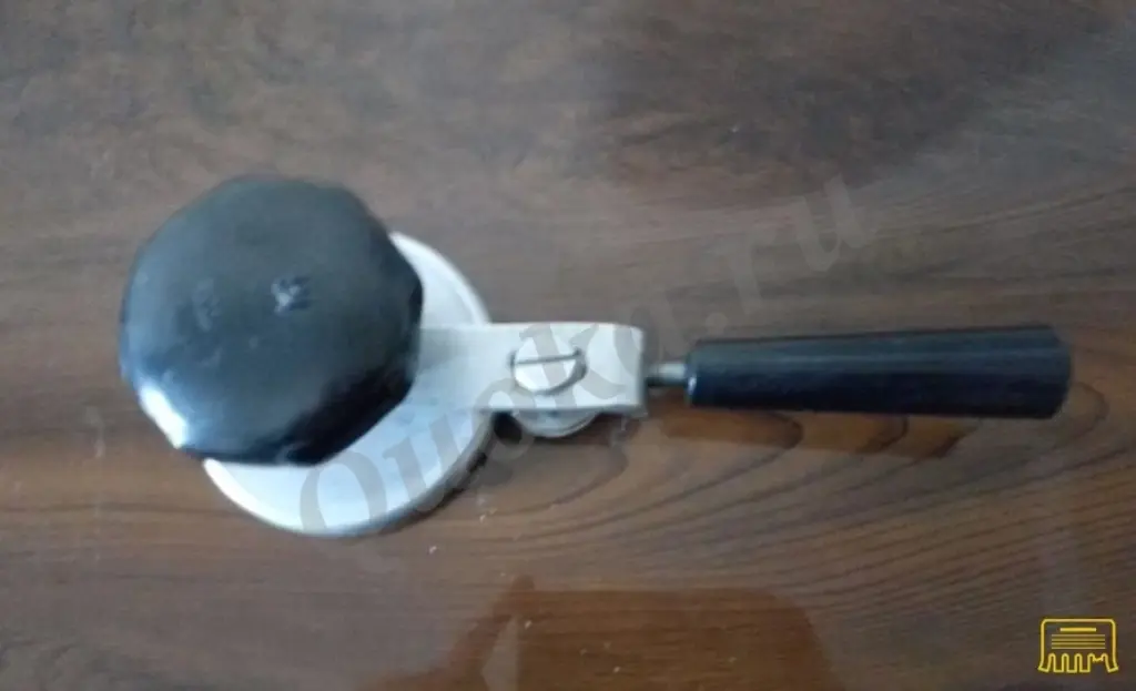 Устройство для закатки банок при консервировании